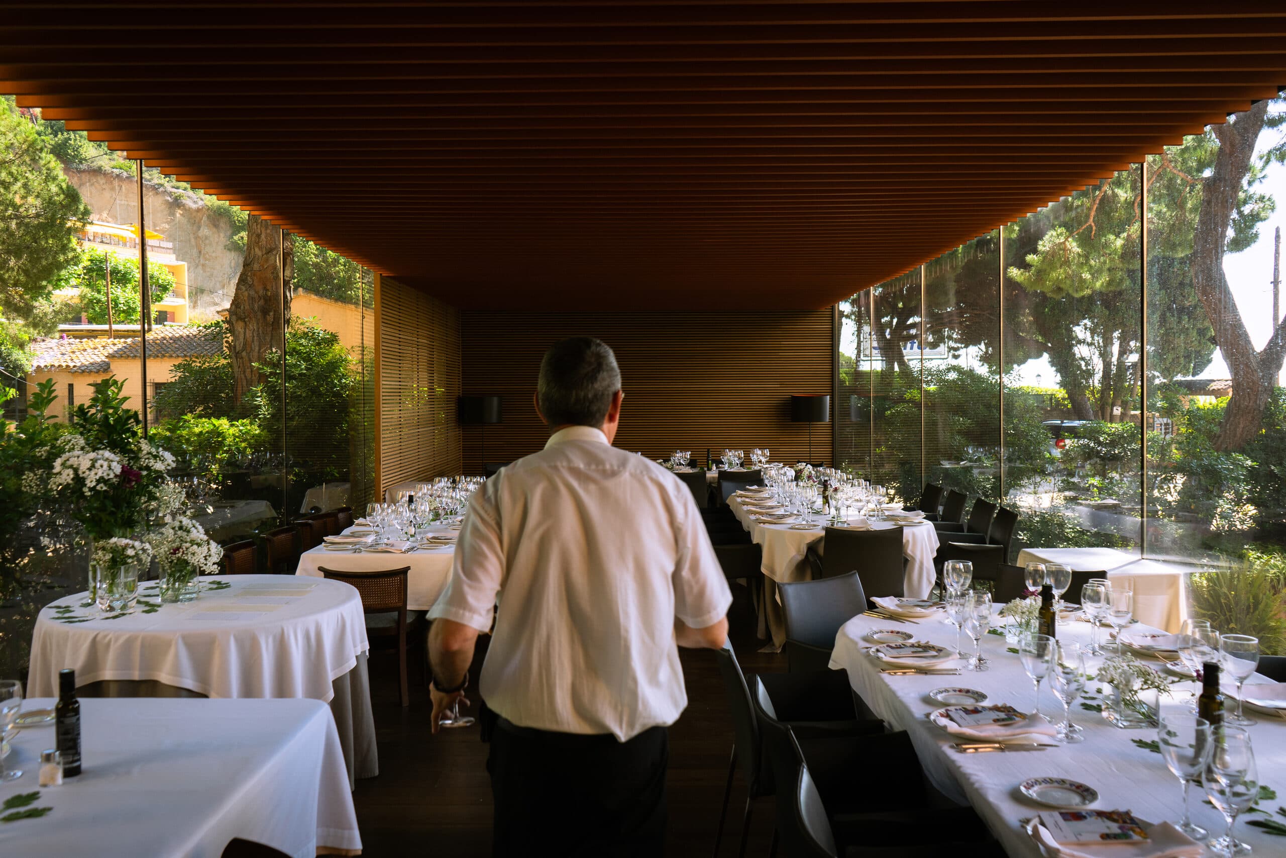 Interior del comedor de Hispania con luz natural