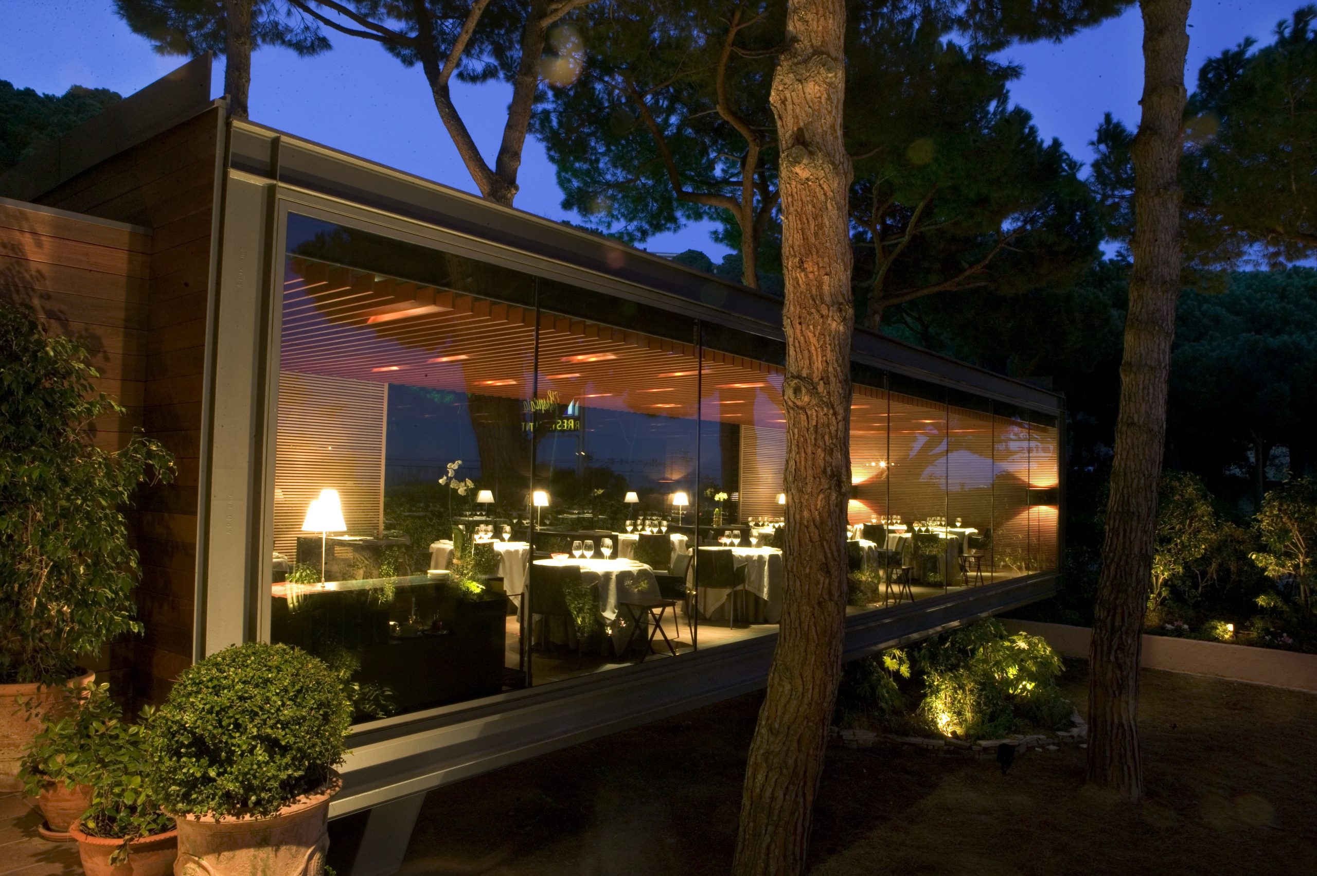 Exterior nocturno del restaurante Hispania